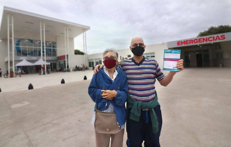 BAProvincia's tweet photo. La vacuna sigue llegando a cada partido de la Provincia de Buenos Aires. 

Con mucha felicidad compartimos la vacunación de los y las vecinas del @PartidoLaCosta, la campaña no se detiene💪.

¡Inscribite! 👉#BuenosAiresVacunate 
💻https://t.co/Qa3lLy5Oda 📲vacunatePBA. https://t.co/WnmqQHpf4q
