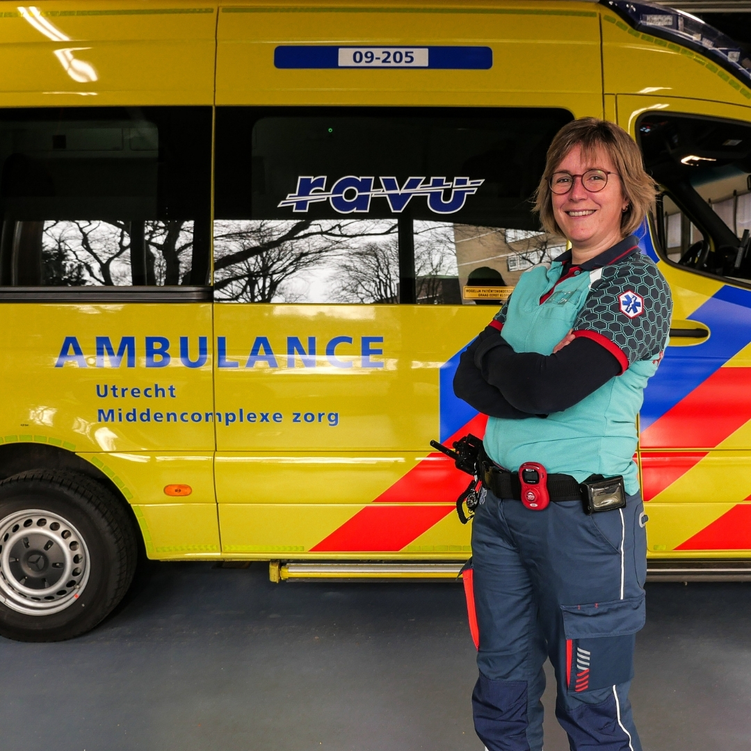 ravu_ambulance's tweet photo. M'n kantoortje op wielen, noemt Alise het weleens. 🚑 De uitdaging van aangewezen zijn op jezelf maakt haar werk nooit saai. "Bij middencomplex heb je geen specialisatie nodig, voor mij de ultieme kans om op de gele auto te komen. Een droom die uitkwam!"#topcollega #middencomplex https://t.co/lHA6uPEX6b