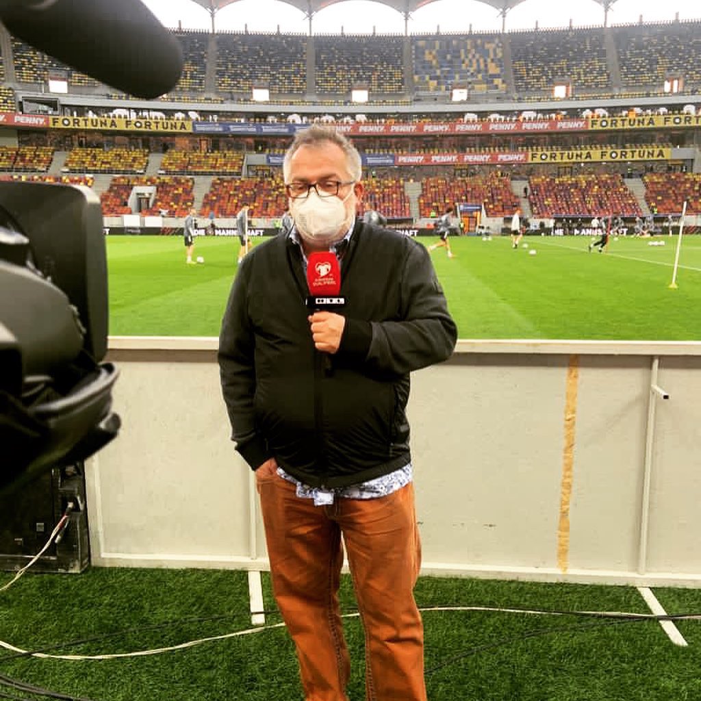 Peter Reichert (@ritschie65) on Twitter photo Abschlußtraining Die Mannschaft! Und dazu ich! Morgen Abend ab 20.15 RTL Rumänien gegen Deutschland! Liebe Grüße aus Bukarest!!!!! 🖖🥰😎 Abschlußtraining Die Mannschaft! Und dazu ich! Morgen Abend ab 20.15 RTL Rumänien gegen Deutschland! Liebe Grüße aus Bukarest!!!!! 🖖🥰😎