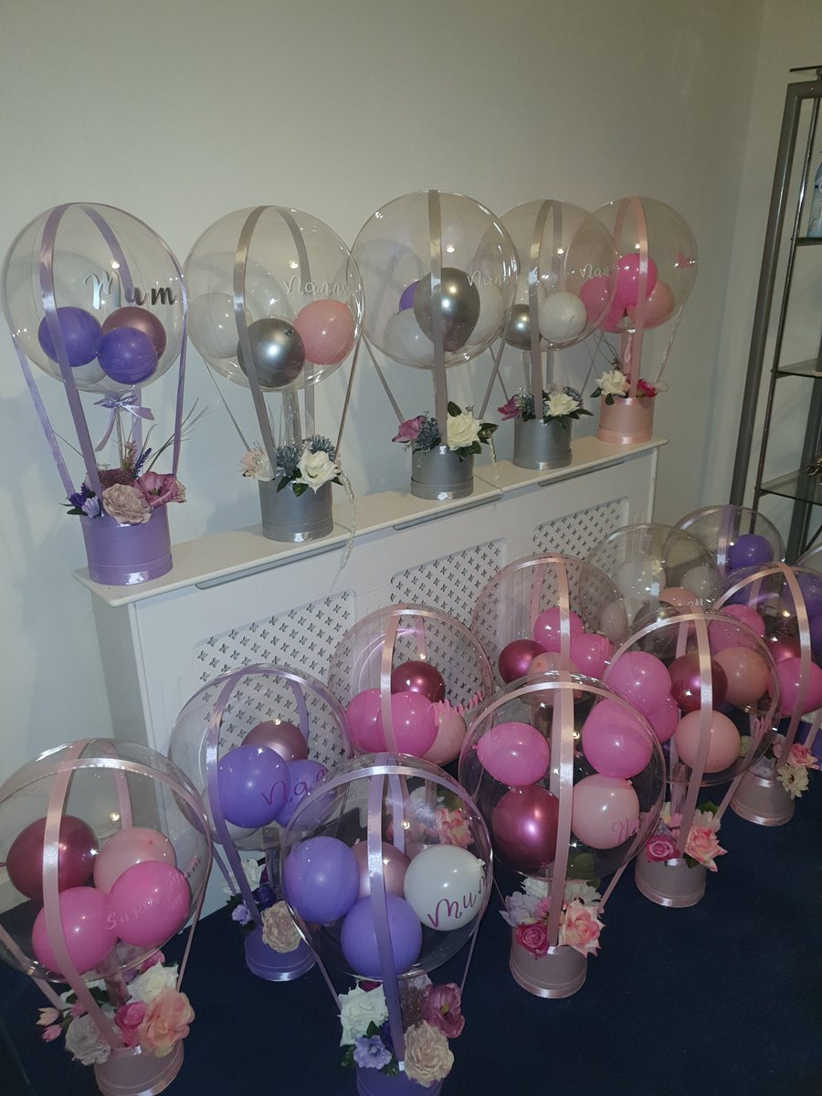 TheCChamber4's tweet photo. Light Up Balloon Flower Boxes 🌼 Some of the Mothers Day orders. Only half of my orders🤭 
#personalised #Balloon #balloondecoration #balloonart #liverpoolballoons #MothersDaygifts #handmade https://t.co/1SIGkTm9KL