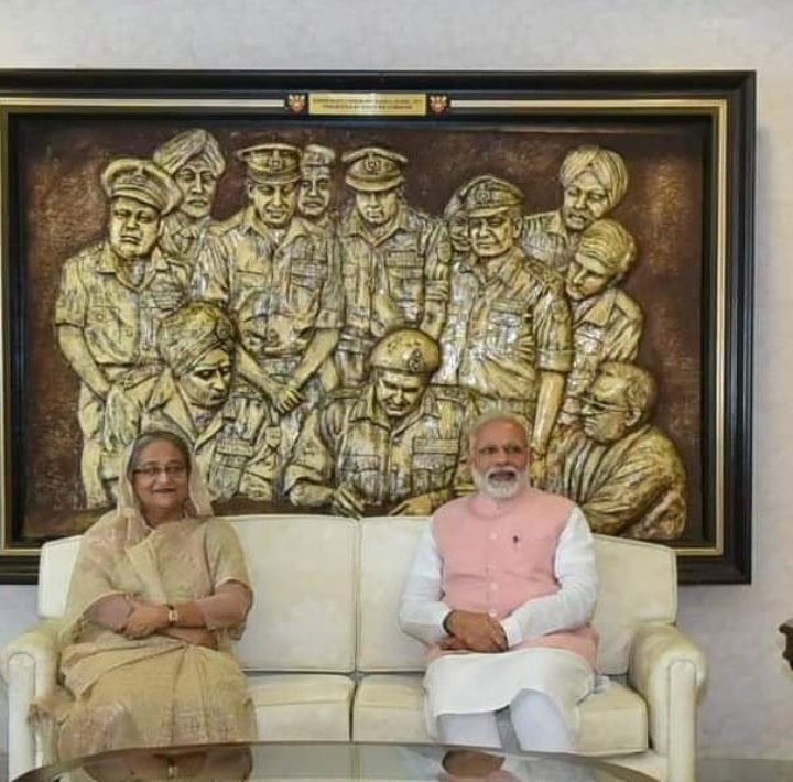 SjAmruta's tweet photo. Yeh hum hai
Yeh Hasina ji hai
Aur yeh humari pawri ho rahi hai 🤣

Pichhe dekho pichhe😜

#TrollLevel 
#BangladeshVisit #ModiVisitsBangladesh https://t.co/nu9gB3wjQV