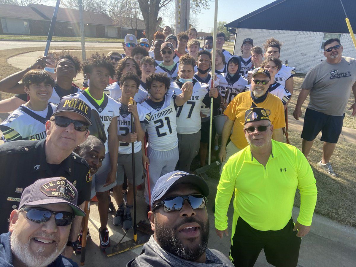 Our football team joined the American Legion and the MPD to do a little street cleanup this morning! We’re living out the 3Cs #Community #Serve #PositivelyInfluence #SouthmooreFootball @SouthmooreGold @Moore_Monthly