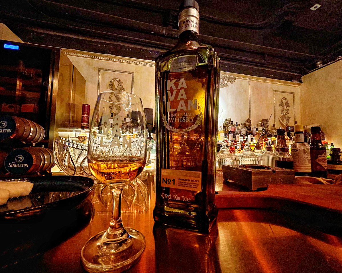 AllenL012's tweet photo. 金车KAVALAN珍选一号NO.1 Whisky 
｢闻香｣闻香很香。香草味，冰激淋甜味。

｢口���｣酒精压力感对于这款太强了，压的不好。入口即是麦子香味没有其他，后调香草奶油冰淇淋，太过简单。
 
｢余韵｣只有香草和一丝丝甜味，太过普通，甚至说没有自己的风味都不为过 https://t.co/eCcGg719w3