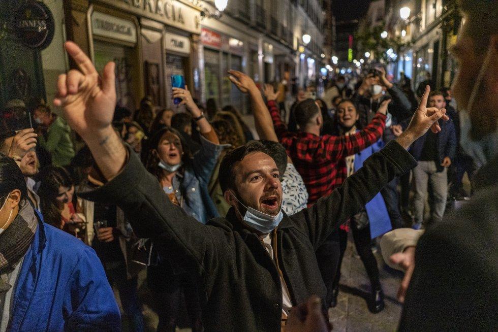 el_pais's tweet photo. Turistas y jóvenes agrupados en corrillos, bebiendo y cantando sin mascarilla. Este era el ambiente este viernes por la noche, pasado el toque de queda, en el centro de Madrid https://t.co/EZBQI1oR40 https://t.co/HMsuPN1Dk3
