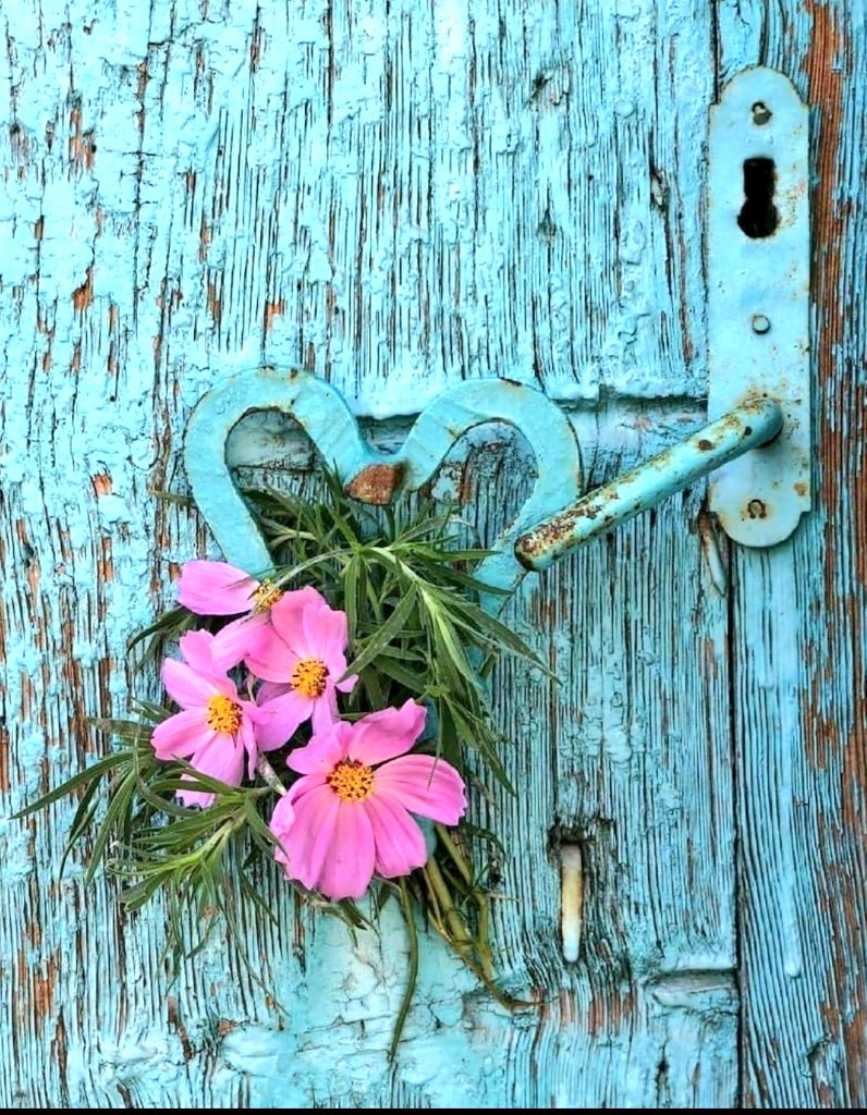 Yanlış addımlar atırıqsa düz insanlarla qarşılaşmamışıqdır düz insan, səni yanlış addımlardan uzaqlaşdıran insandır!(Z.M)