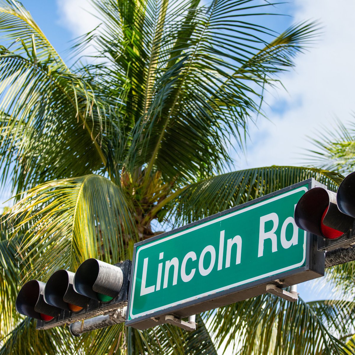 ElPaseoHotel's tweet photo. You can’t go wrong with Saturday shopping and a stroll down @LncolnRd. Just minutes from your guestroom! 🛍 https://t.co/dloaH22Kkp