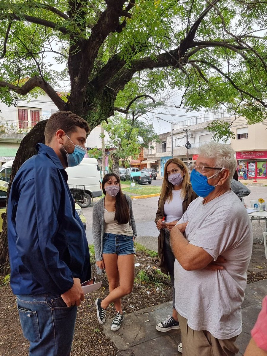DelfinoLucasOk's tweet photo. Sábado de lluvia en #VillaClub, charlando con los vecinos y comerciantes del barrio. Además visitamos a Juan, un histórico del barrio que vive hace más de 60 años en el mismo lugar y nos contó como fue cambiando su casa con el correr de los años y anécdotas de su taller mecánico https://t.co/HumWYMtieN