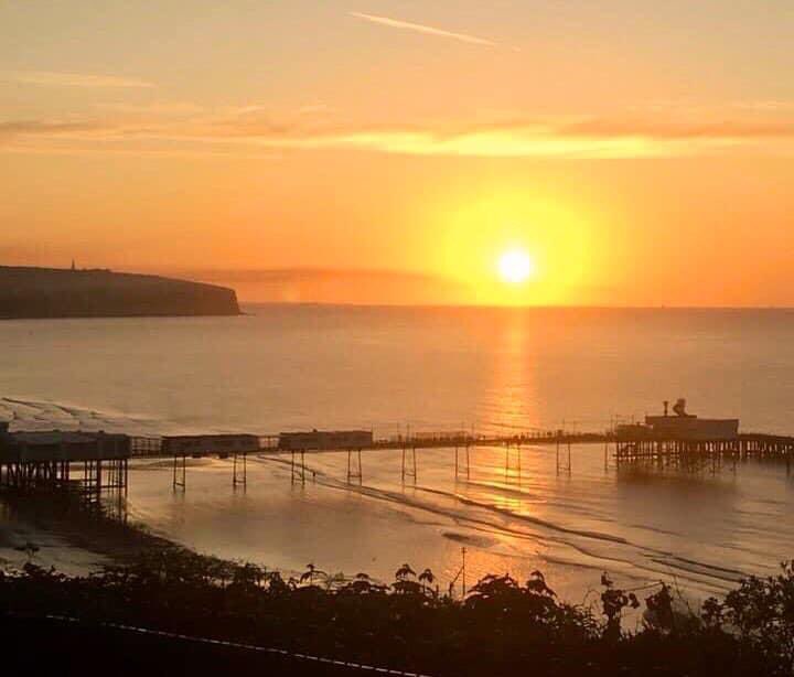 Remember, under the darkest cloud, the sun is always shining. Keep strong, keep safe, this will pass. A reminder of better days to come. 🌞 #KeepSafeEveryone @SandownBay @SHAA_IOW @VisitIOW @VisitWightPro. Image taken in 2️⃣0️⃣1️⃣8️⃣👌👍👊😄