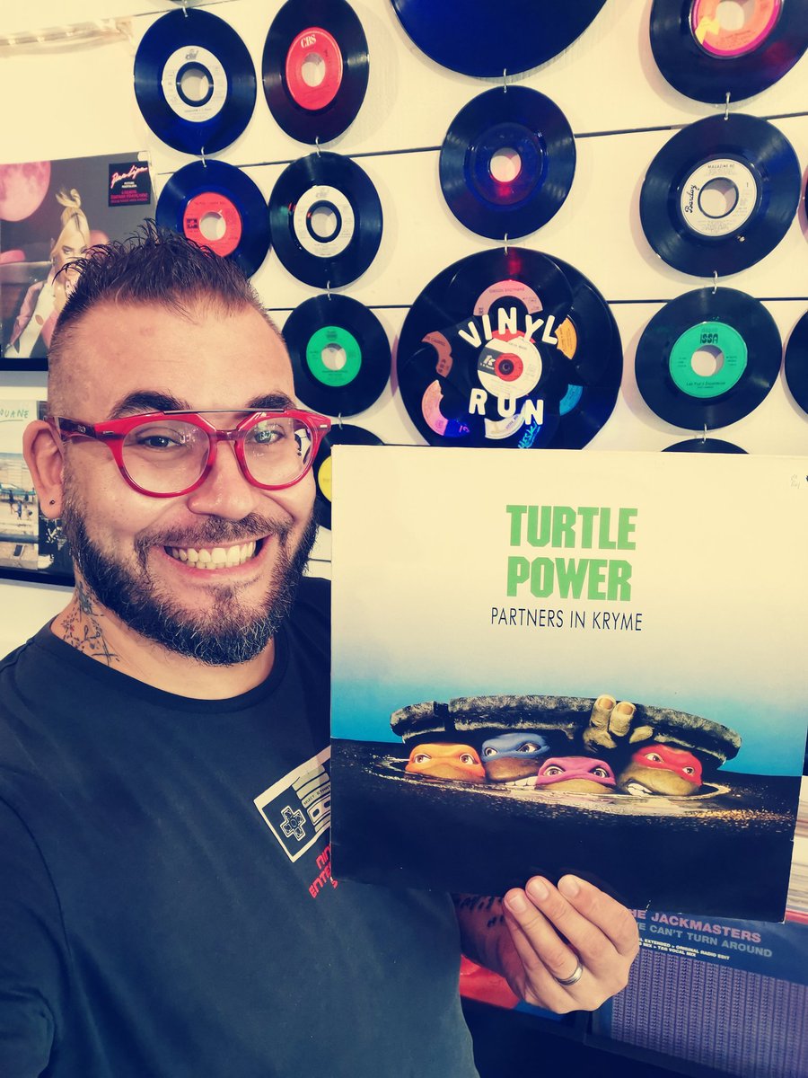 Geekmeall's tweet photo. Quand tu vas dans ton magasin de vinyles préféré et que tu trouves la BO originale de Tortues Ninja le film de 1990, au fond d'une caisse. #teenagemutantninjaturtles #tortuesninja #comics #vinyle https://t.co/ePo5umvvXj