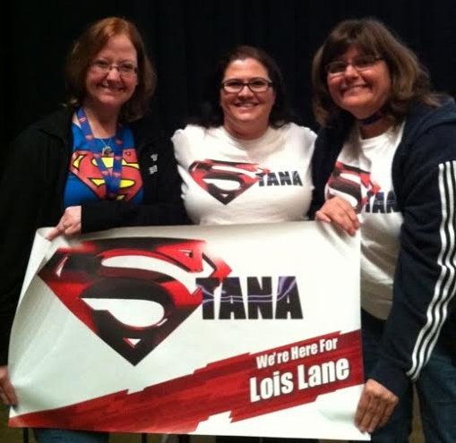 Excited to see @Stana_Katic at @WonderCon again for #JSWWII, and remembering when @sheryllnkansas  @MindyD1013 & I were there last time. I walked through this same convention hall, empty, last week to get my covid 💉, can't wait to go to cons in person again. 📸 @superPRguy