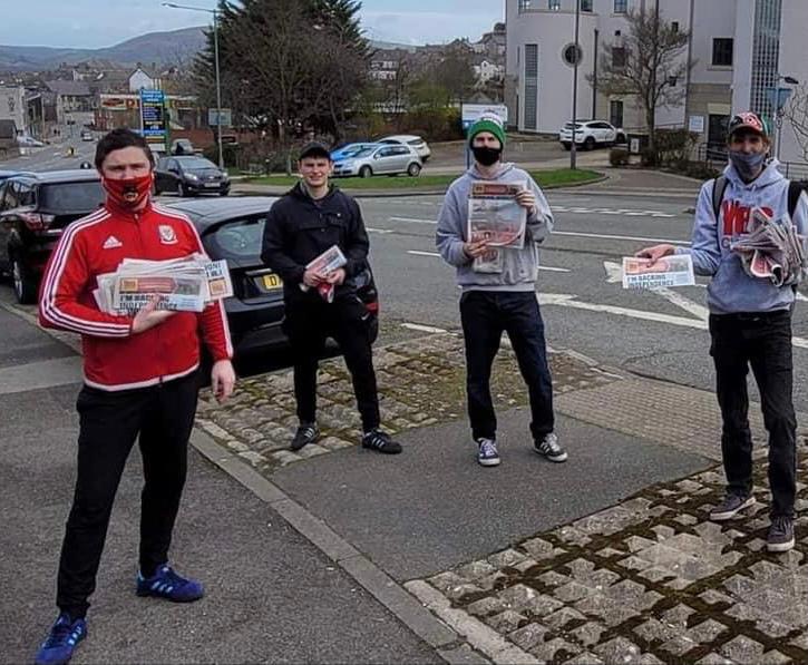 YesDinbych's tweet photo. Na, nid hwligans #Dinbych ๐ ond bois #DyffrynClwyd sydd am weld #Cymru rydd, Cymru well, annibynnol! Digon #Cryf #Mawr #Blaengar #Beiddgar / these 4 @glennswingler definitely deserve a ๐บ tonight after sharing the news in #Denbigh of a different path. Read ๐๏ธ๐๏ธ๐๏ธ @glennswingler https://t.co/D5x5bZ3tju