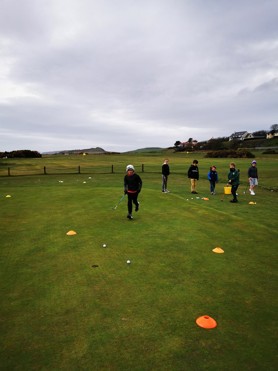 linzidye16's tweet photo. These kids are tough 💪 Baltic conditions for today's coaching 🥶 Lots of bronze putting and chipping awards earned today 🥉 @GolphinForKids @theWKGC @WestKilbridePro #golphinforkids #mypathway https://t.co/LCBX7W62DR
