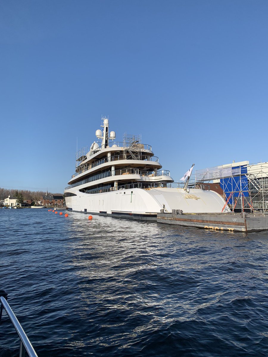 Mijn eerste rondje Kaag van dit jaar. Heerlijk om weer op het water te zijn. De Jeneverboom wacht op het nieuwe blad en bij van Lent ligt weer een prachtige ‘grote Jongen’ voor de deur.
