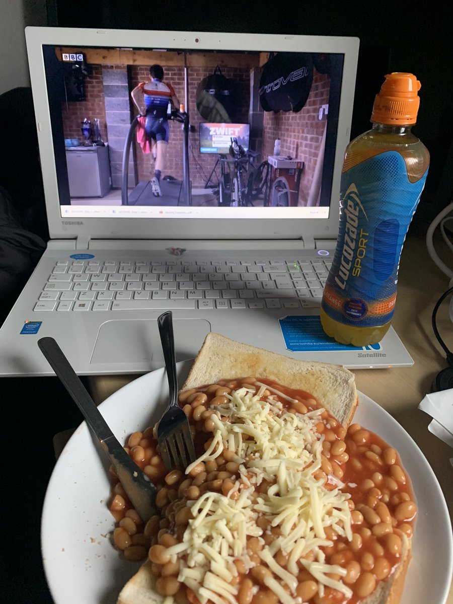 lornahannahmac's tweet photo. What on Earth??? Lap 2&3 of #run24 just now. Absolute effort for a sub 40 10km. Definitely inspired by Beth Potter in the @SuperLeagueTri race! Refuel and men’s race now. https://t.co/0gXL5DVg6o