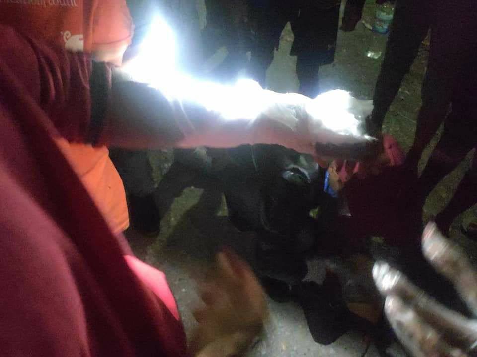 spring21MM's tweet photo. Tw \\ gunshots, blood
On Mar 27, Terrorists with full forces continuously shooting and setting fire the barriers on the street in #YadanarThiri Ward,#Taunggyi. At least five people have been shot.(11 pm)
#WhatsHappeningInMyanmar
#Mar27Coup https://t.co/tlh9WjsgvC
