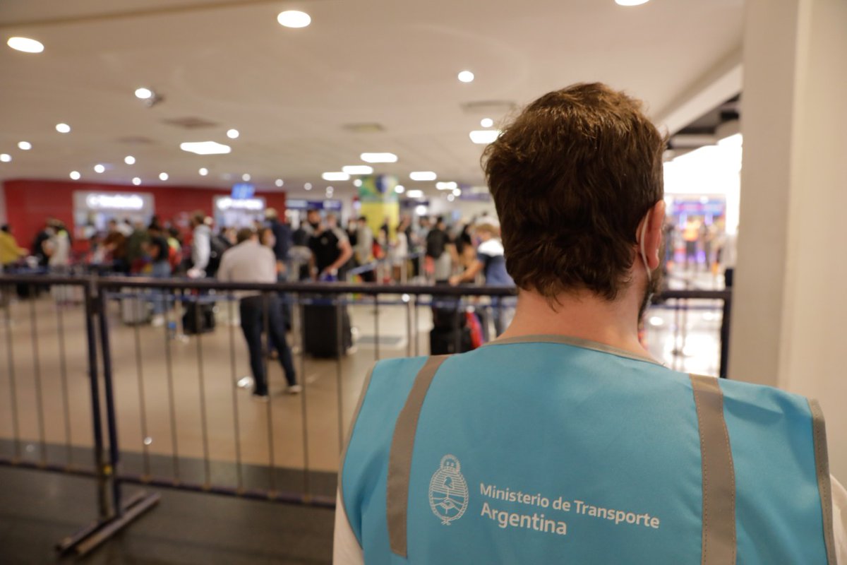 mariomeoni's tweet photo. La medida preventiva que tomamos de suspender desde hoy los vuelos desde Brasil, Chile y México tiene el objetivo de reducir al mínimo el ingreso al país de personas con nuevas cepas de Covid-19.
En el Aeropuerto de Ezeiza  estamos realizando testeos a cada pasajero y pasajera. https://t.co/DX58Vu3Ikv