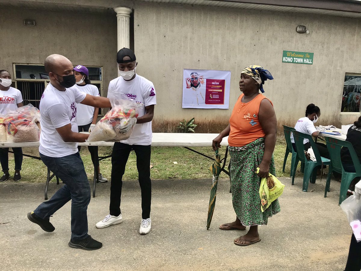 TheREACHNG's tweet photo. While his #Homecoming may be to entertain fans at home, @burnaboy thought no one should be left out, as he once again provided food packs for 300+ families in Kono, Ogoniland.

#BurnaXREACH https://t.co/91K29odgKR