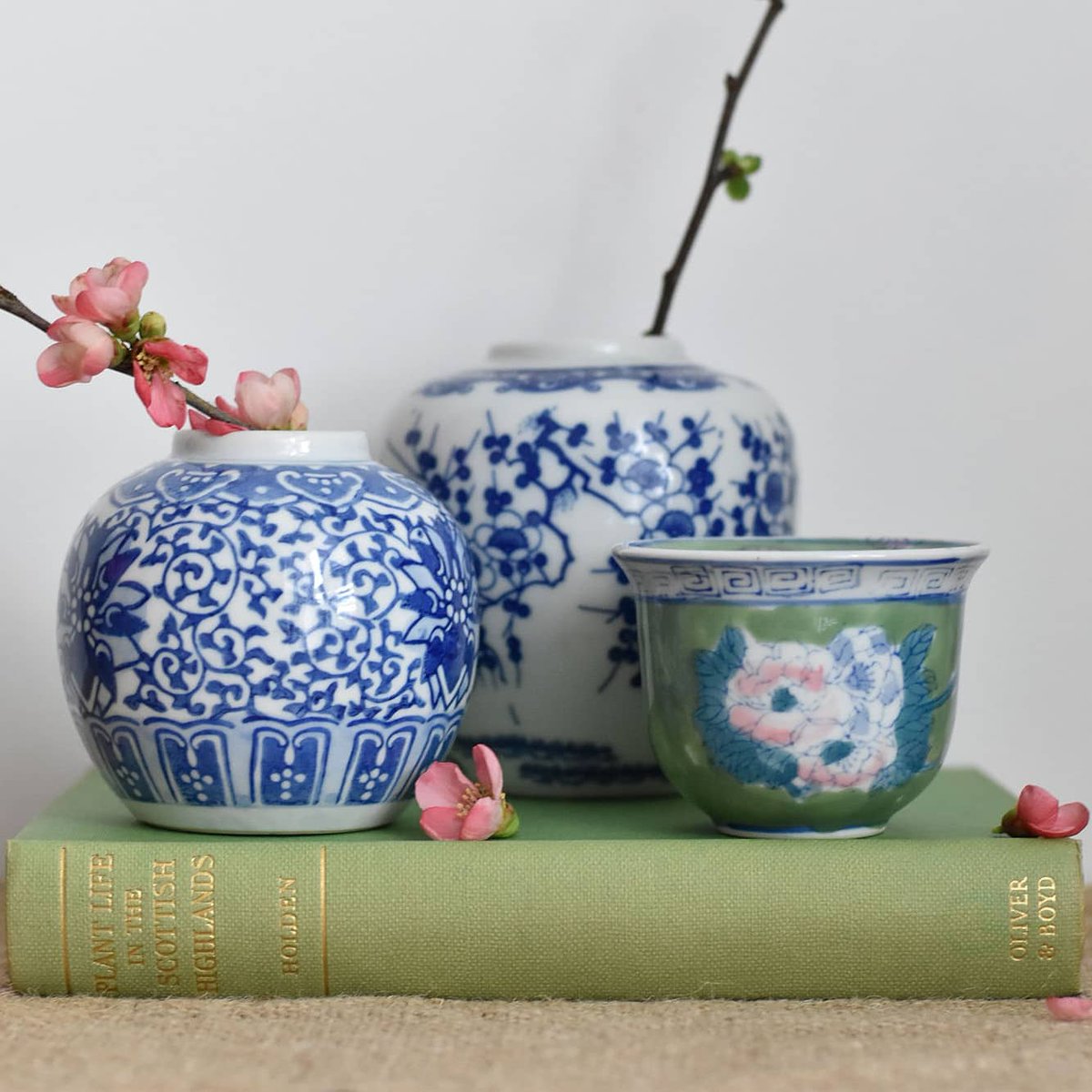 These decorative vintage pieces are now available to purchase from our website (link in bio). With their floral designs, they work wonderfully as bud vases, but look equally pretty when styled as part of a collection #virtualvintage #shopsmall #vintagestyle #peony #cherryblossom