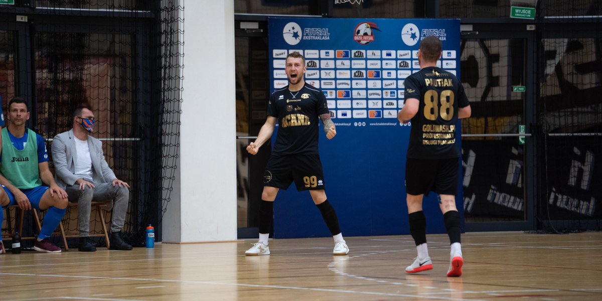 FutsalEkstra's tweet photo. .@orzelfutsal wygrał z #PANovaGliwice 4⃣:1⃣ i powrócił na 5⃣ miejsce w ligowej tabeli. Gliwiczanie z kolei mogą już chyba odliczać dni do pożegnania się ze STATSCORE Futsal Ekstraklasą 🤷‍♂️

#modanafutsalekstraklase

👉 https://t.co/FD6J8fuz1L https://t.co/39W8F2MMBs