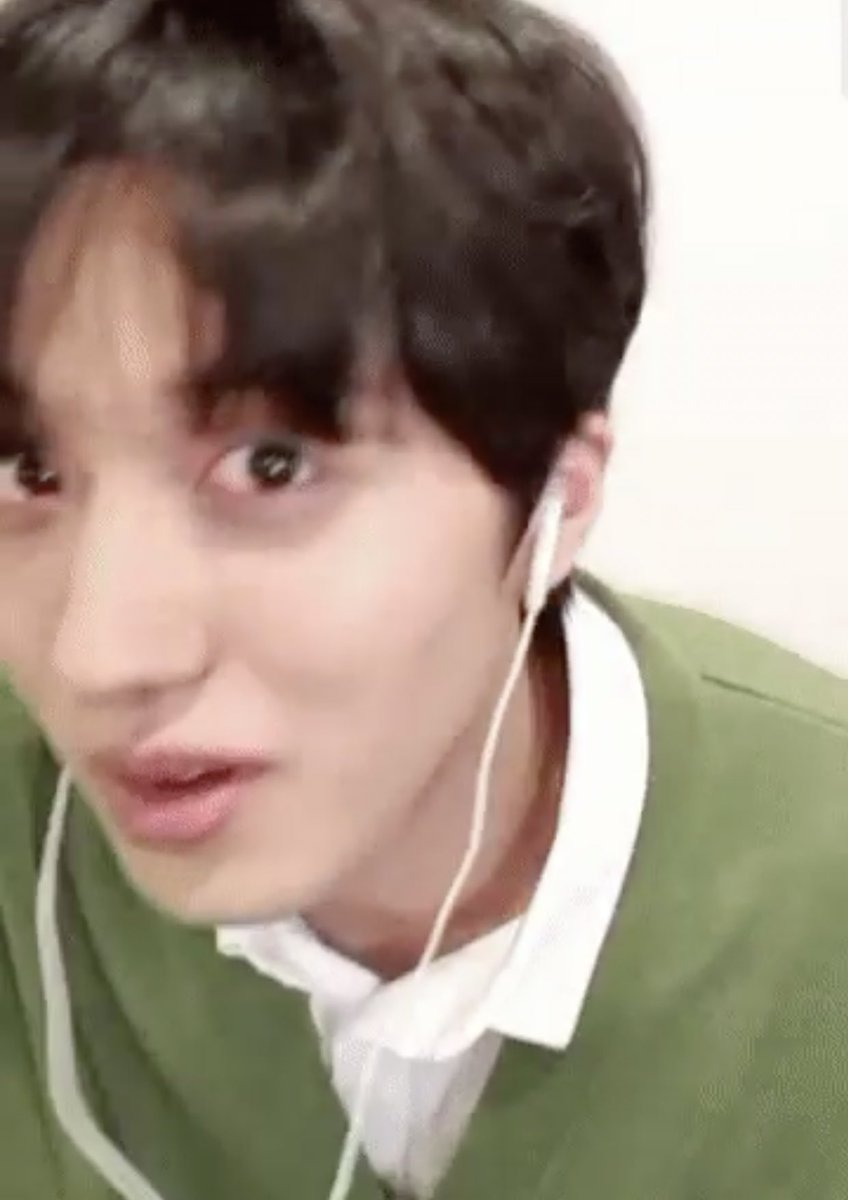 아존나 강아지같애.. ㅜㅜㅜㅠㅠ
1. 신기해서 자세고쳐앉고 가까이 보려고 돌진 
2. 이어폰 끼고있으면서 화면에 귀 갖다댐ㅜㅠ