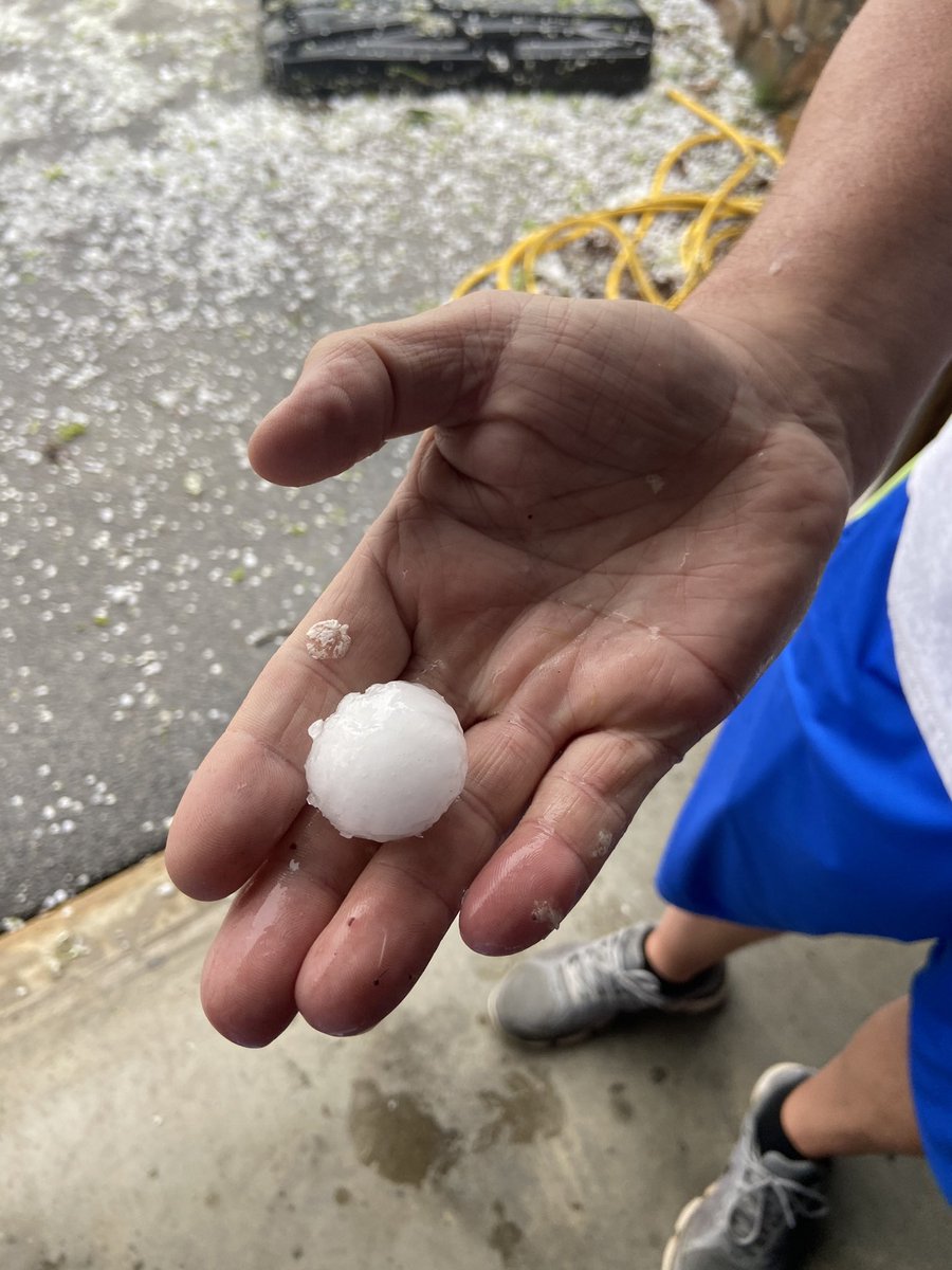 House &amp; a veh didn’t fair to well in the hail storm 😩