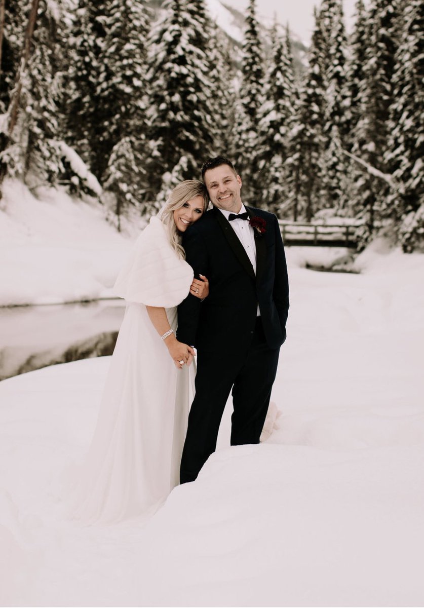 TheresaLL's tweet photo. Loving you is so easy #wedding #emeraldlakelodge Photo by @redbloomphoto https://t.co/Bs3WqulEZ2