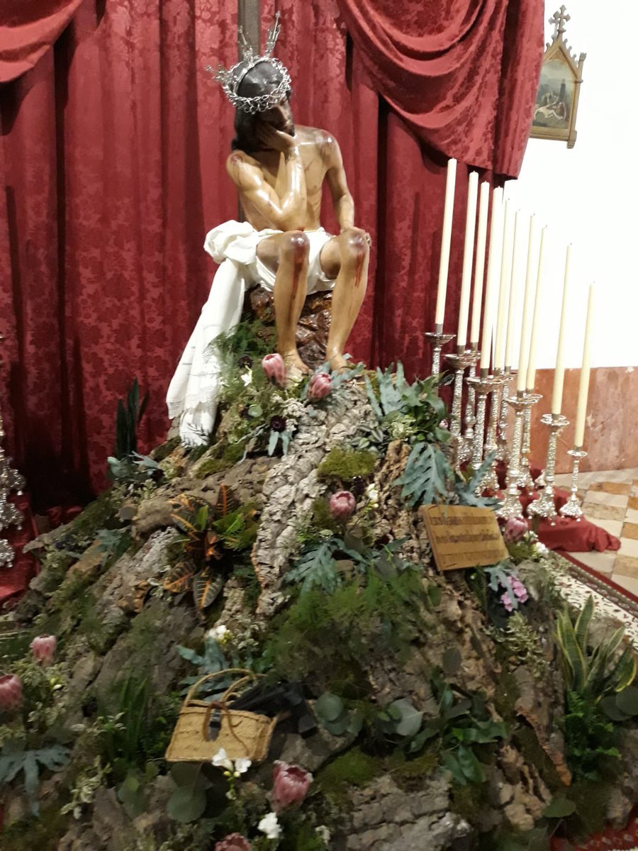 🔴 A l t a r  d e  V e n e r a c i ó n ⚪️ 

✝️ A continuación, os presentamos el altar montado para la Veneración de nuestro Titular durante esta Semana Santa, una escenificación de nuestro pasaje evangélico donde Nuestro Padre Jesús de la Humildad espera sentado en una roca...