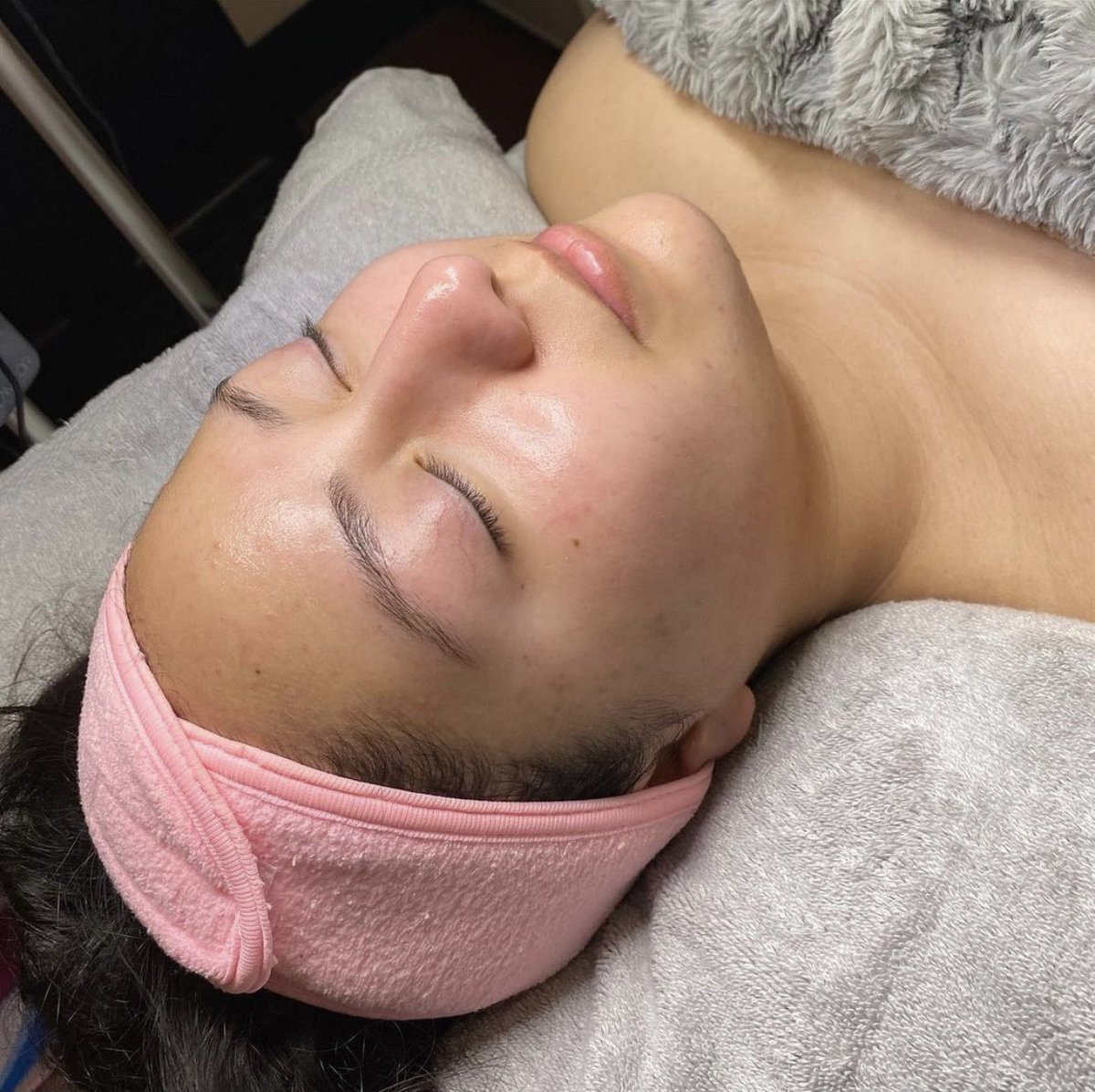 GaleazziKelly's tweet photo. Healthy, vibrant skin after her first facial ever! ✨ Let your natural beauty radiate through your skin🧖🏼‍♀️💕 No filter, no foundation, no covering up your face. Just moisturized, happy, &amp; flourishing 💓
.
.
 #happysaturday #saturdayskin #vibrantskin #skincarequeen #aesthetician https://t.co/I7urLdPBaN