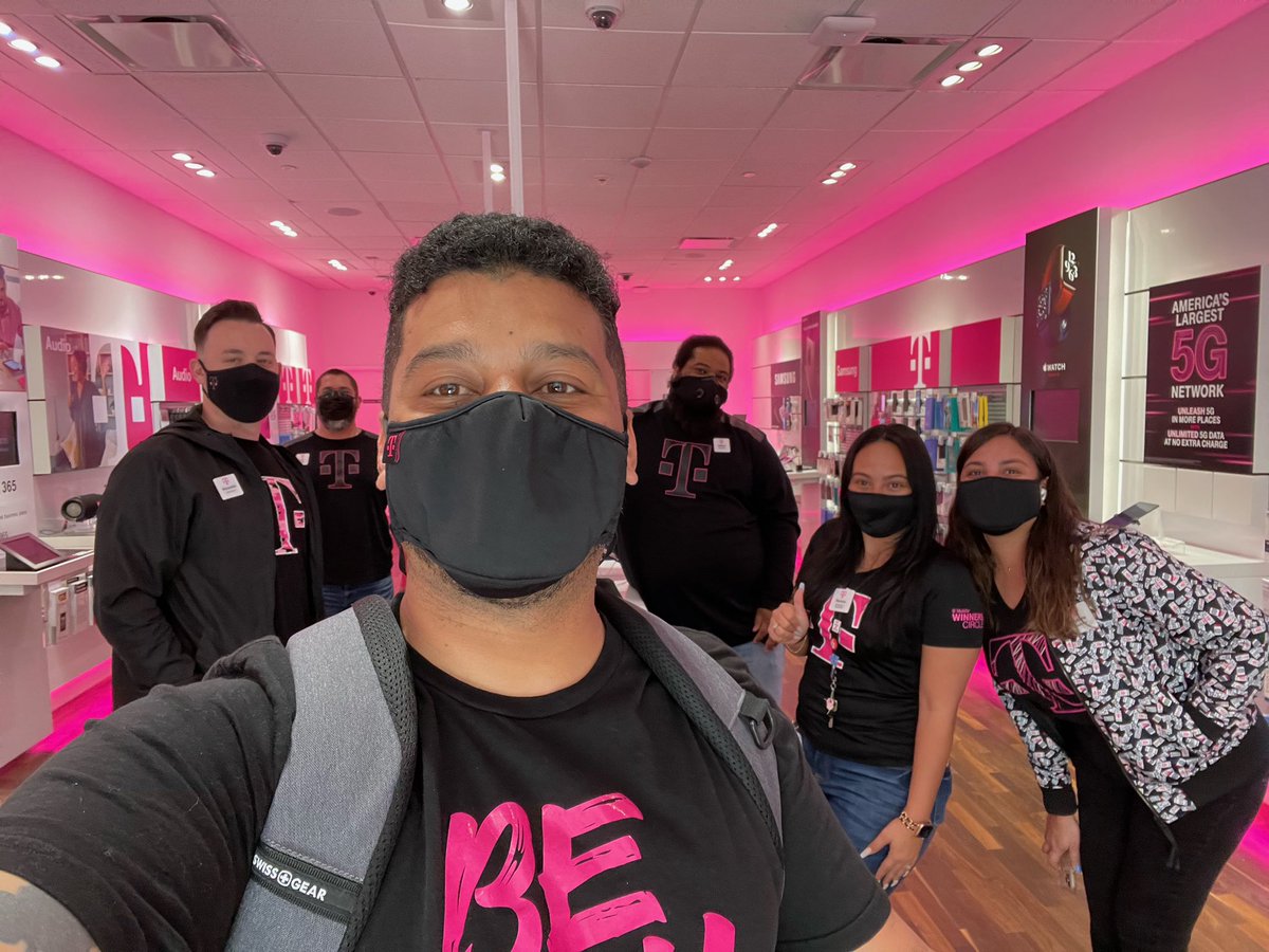 Out here with @Thomas_Munoz1 getting our TFB knowledge on check☑️ <a href="/AquinoMagenta5G/">Joel Hernandez</a> <a href="/SotoAmal/">Amal Soto</a> @OrlandoBeastDM <a href="/KittelAnnetta/">Annetta Kittel</a> #ALLIN #TMobile