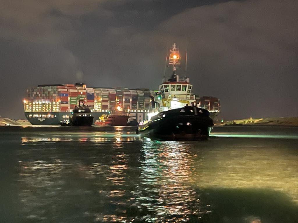 EgyptTodayMag's tweet image. #BREAKING | The EVER GIVEN vessel already moved 17 meters towards the north and there are positive indications that the ship would be refloated soon because of the high tide today.

#Egypt #Suez #SuezCanal #EVERGIVEN #Evergreen | #قناة_السويس #السفينة_الجائحة