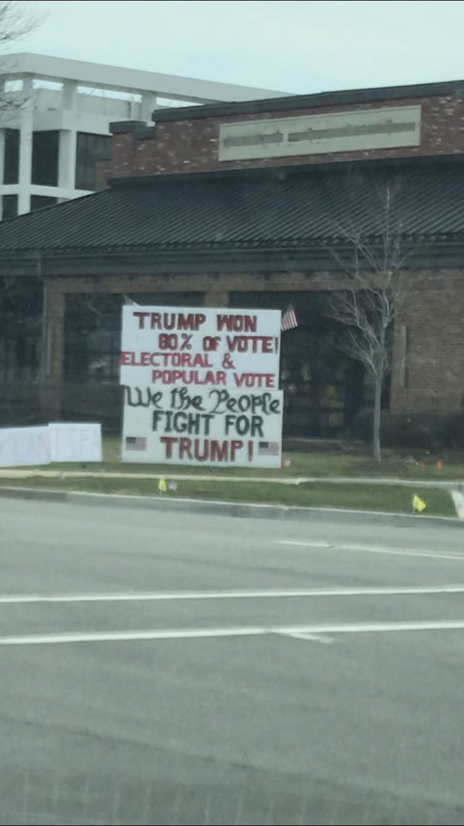 Buff_snakes_ass's tweet photo. Passed by a trump rally and this is just literal delusion????????? https://t.co/4bncOVlRTr