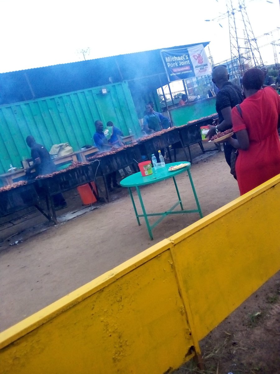 nahuelzn's tweet photo. Acá son choris, en las canchas de Uganda 🇺🇬 son brochettes de cerdo, and I think it's beautiful. https://t.co/PghgjOOCcG