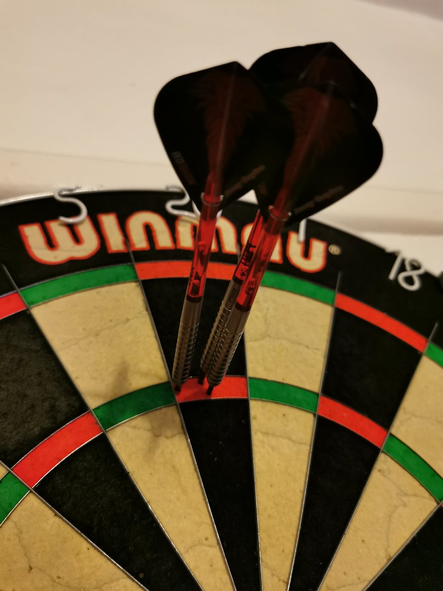 Gareth_WT's tweet image. Get in there.... A 180 with my @reddragondarts and @JonnyClay9 stems &amp;amp; flights #booooom #gojonnygo 🎯🎯🎯