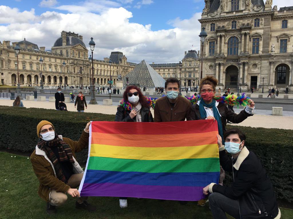 Porter un drapeau arc-en-ciel n'est pas un crime!  Les anciens de Bogazici se sont réunis aujourd'hui à Paris pour la solidarité avec les étudiants de #BogaziciUniversity qui sont mis en garde de vue pour porter le drapeau arc-en-ciel. 🏳️‍🌈