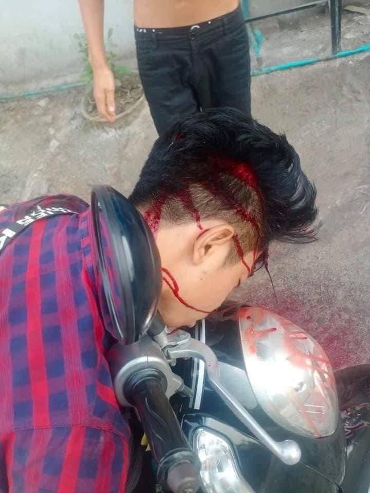 MhonePoe's tweet photo. Mandalay: A young man on motorcycle was died from headshot at 62th x 63rd, 129A street around 4PM. He is just passerby and there was no protest in the area. Terrorists killed more than 10 innocent civilians in Mandalay. #WhatsHappeningInMyanmar #AntiFascistRevolution2021 https://t.co/6WpomEcBQw