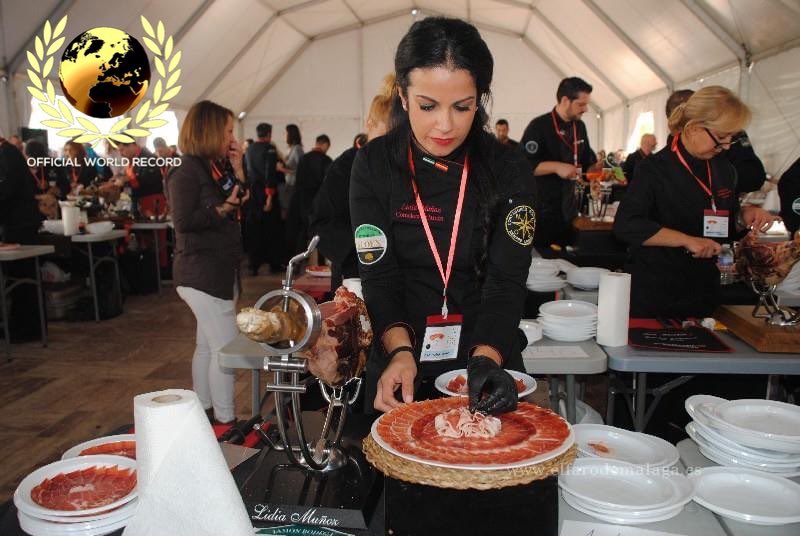 OWorldRecord's tweet photo. #mundial.
Queda incrito como” LA MAYOR CONCENTRACIÓN DE #CORTADORES DE #JAMON #PROFESIONALES” #officialworldrecord #worldrecord #worldrecords  #worldrecordholder #worldrecordattempt #worldrecordevent https://t.co/WxnFrbw97F