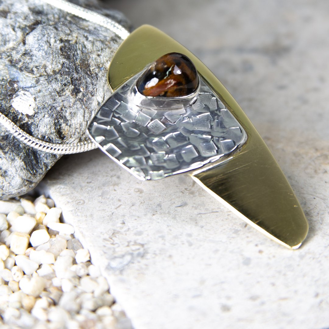 DavidJohnLilly's tweet photo. This is the Pietersite Menhir Square Brooch. Made from Sterling Silver and Brass and set with a rather tall chatoyant cabochon of Pietersite.
#abstractdesigns
#addmorecolortoyourlife💗💜💚💙
#artisticjewelrydesigner
#contemporaryartjewelrygallery
#custompendants
#sh https://t.co/C2ifcrZ8I6