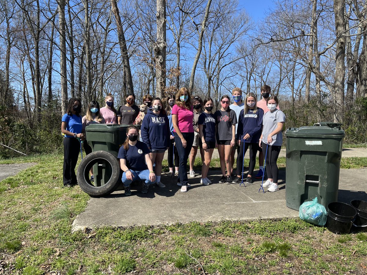 keylpclub's tweet photo. Wills Park clean-up with Kelly Phipps from Keep La Plata Beautiful. Well done Key Clubbers! Thank you Mayor Jeannine James for recognizing the hard work. https://t.co/Xus4zwT4BB