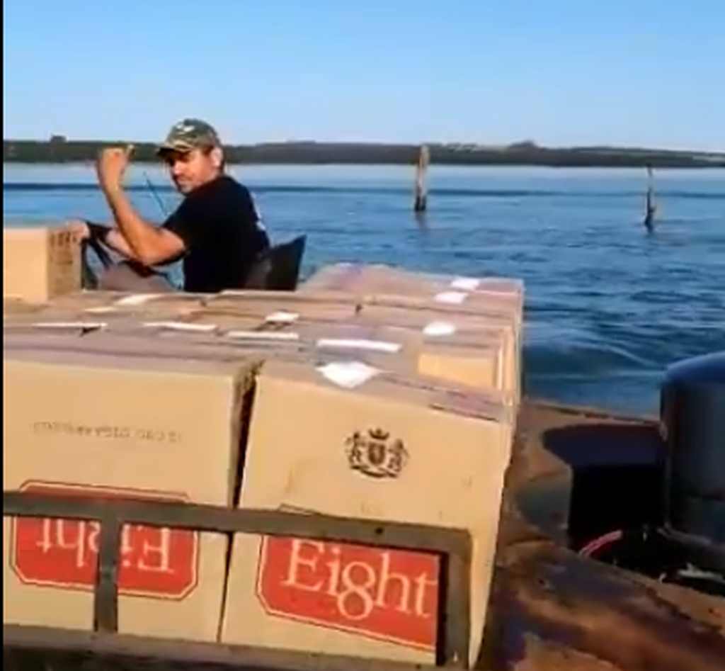 galjarjessi's tweet photo. La humildad del empresario Cartes se refleja en sus acciones. De poder hacer ventas en los mejores aviones a nivel mundial, él decidió trasladar sus cigarrillos en lanchas y camiones, esto lo manifestaron los internautas quienes lo convirtieron en tendencia en las redes sociales https://t.co/B80UqBIoxo