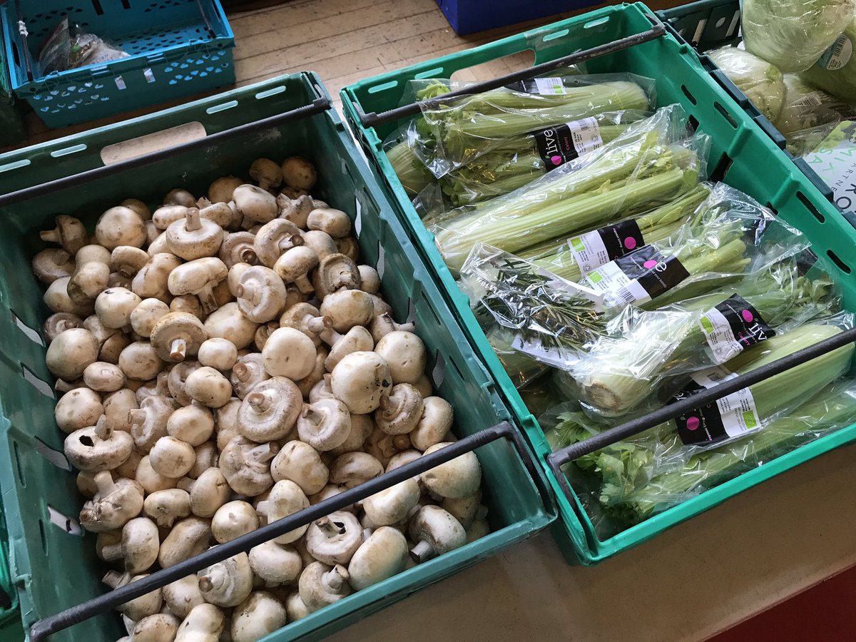 CommFoodHub's tweet image. So much fresh fruit and veg today! Ready to distribute to our service users 🌈