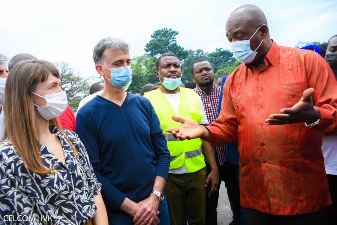 barickbuema's tweet photo. Le nouveau marché central de #Kinshasa sera construit par les ingénieurs français de la société #Sogema. Déjà à Kinshasa, ils se sont rendus ce samedi, avec @NgobilaM, sur le site (#Zando) où ils devront se déployer afin d'avoir une idée sur les travaux à réaliser.
#RDC https://t.co/Go0SJfmuAA