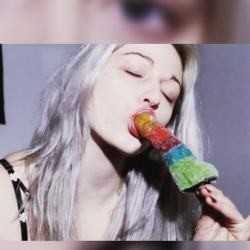 PhoenixTheFreak's tweet photo. If you're not already following my OF... wyd. Hot hot HOT pics and videos of me doing all sorts of freaky stuff. Is this a gummy or a popsicle? Click the link to find out https://t.co/vuTt9fMntX #AdultWork #onlyfansleakes #onlyFans #onlyFansmodel #collegegirls #allnatural #Link https://t.co/oWv4WDPg4z