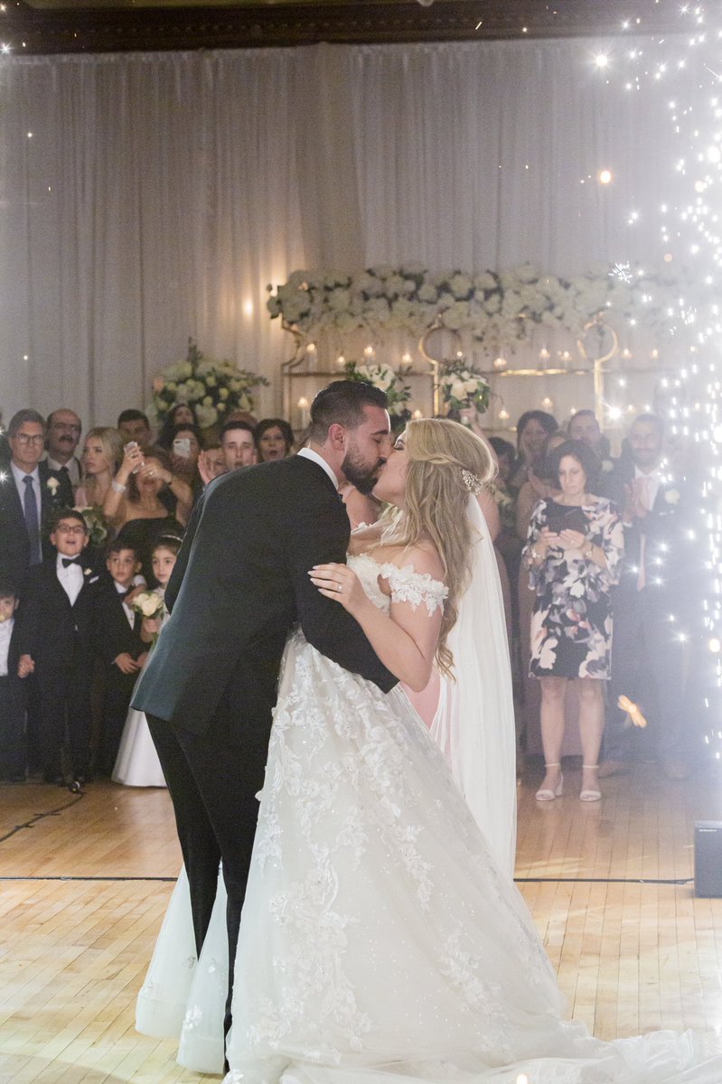 info_ambassador's tweet photo. A magical first dance in The Embassy✨What was/will be your first dance song?

#wedluxe #luxurywedding #eventmanagement #banquethall #torontoevents #firstdance #engagedintoronto #torontobride #bridetobe2021 #weddingphotoideas #weddingvenue #gardenwedding #caledon #weddinglights https://t.co/VgBWsvvHST