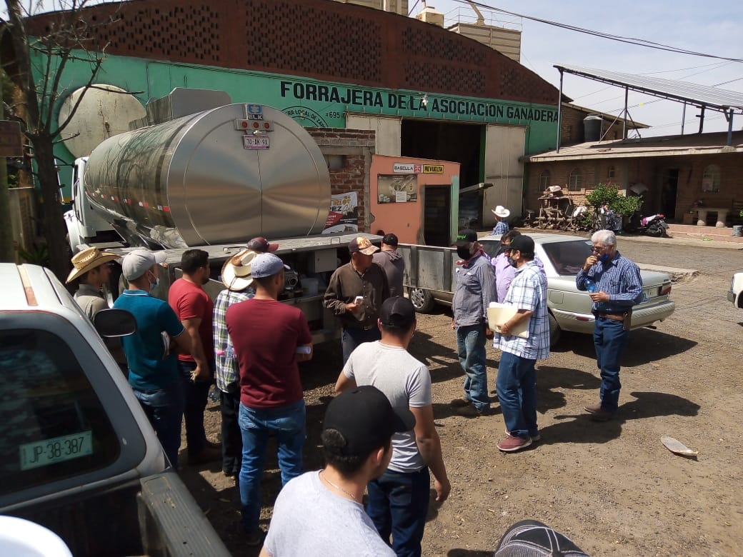 Hector_Alv_Con's tweet photo. FRUCTUOSA PARA NUESTROS APICULTORES.

El día de ayer nos solidarizamos y apoyamos a nuestros productores de miel del municipio. https://t.co/Pd2vOrVFcP
