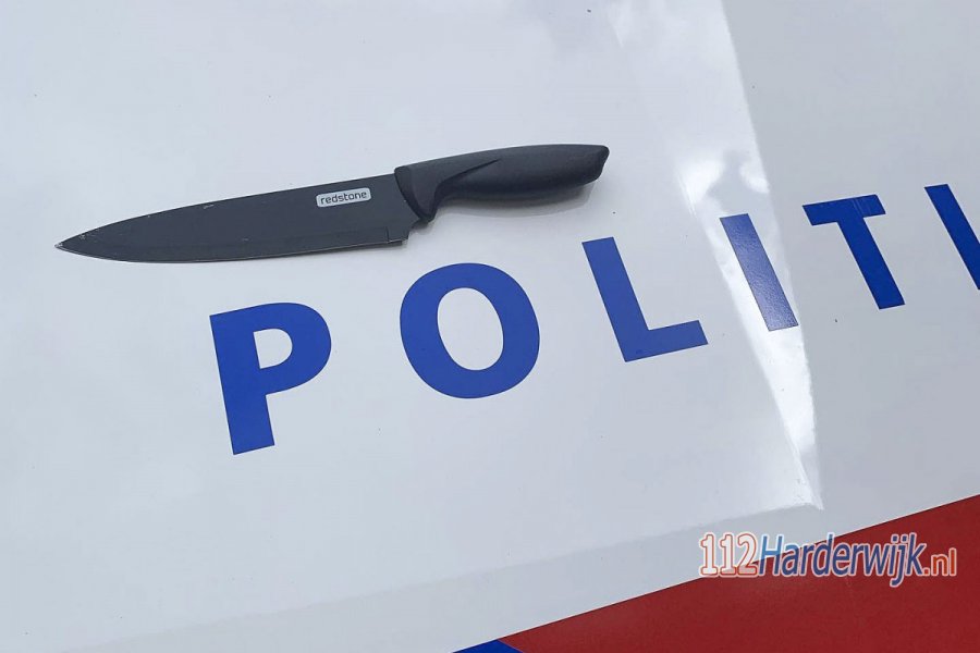 Jongen gooit groot mes van zich af bij zien politie. 112Harderwijk.