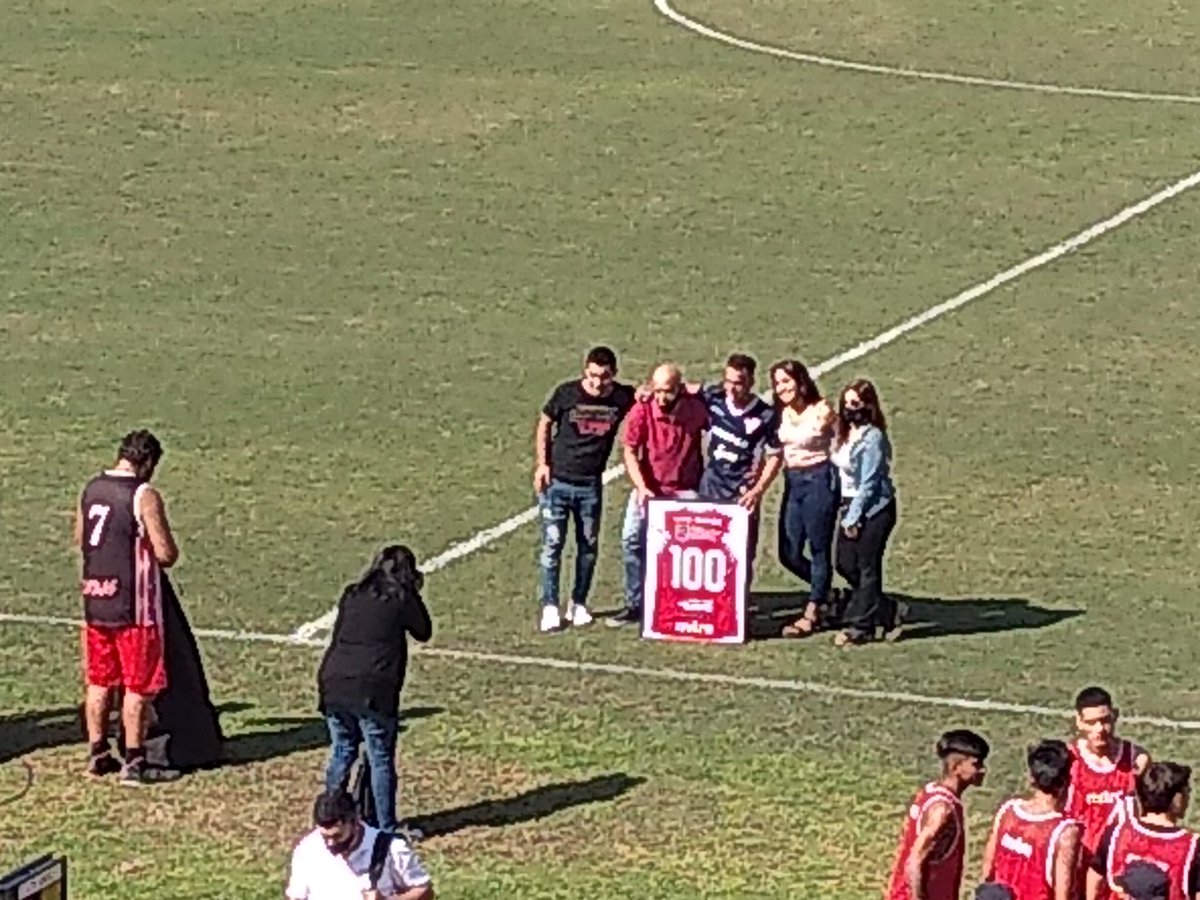 argenascenso's tweet photo. #PrimeraB | 💯 Gustavo Turraca fue reconocido en la previa del encuentro por llegar a los 100 partidos con la camiseta de #LosAndes 

🎙 @Pato_Patat https://t.co/XNEoBc07XZ