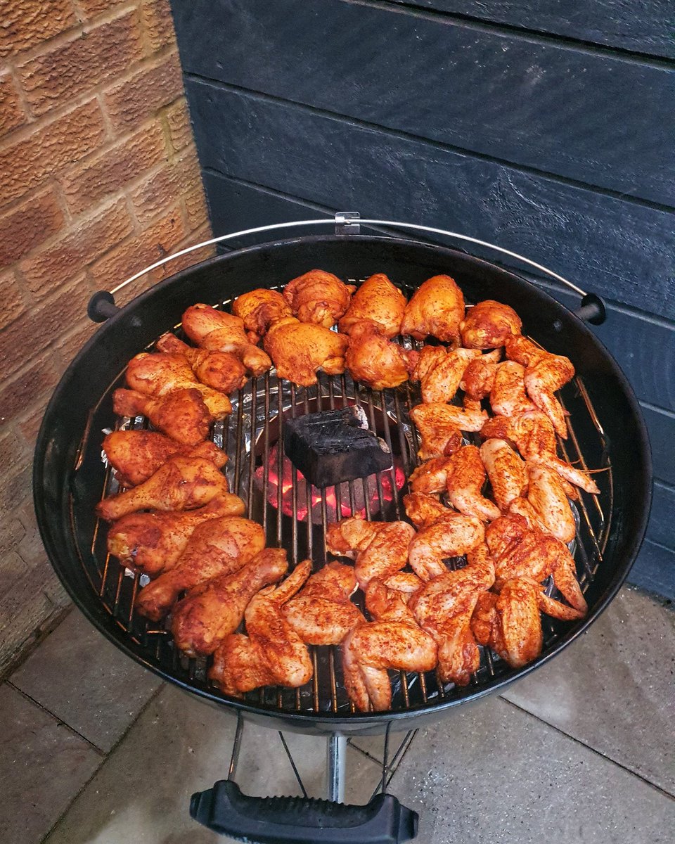 Mike1774's tweet photo. Wings, thighs and drumsticks......
.
.
#weber #vortex #prosmoke #outdoorcooking https://t.co/IEibPOrwDk
