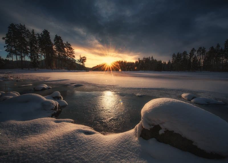 Морозное утро в лесу. Озеро зима рассвет. Зимнее озеро. Всякий раз как только показывалось солнце замерзший. Замерзшее мгновение.