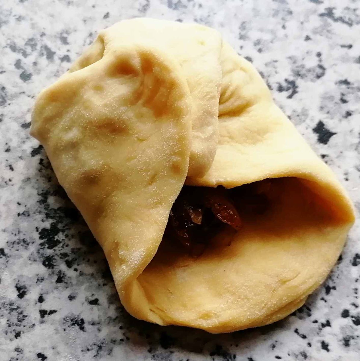 MikeKocht's tweet photo. Im #Twooking fast eine pikante "Buchtel". #Germteig (#Hefeteig) jedenfalls.
Gefüllt mit gedünstetem #Kraut (#Weißkraut, #Weißkohl) #Speck nach Gusto
Von #vegan bis #Mitalles geht es heute
Bei mir dazu: #Dill #Rahm #Gurke
https://t.co/hVSIfanXI5 https://t.co/xIDJk5o7UG