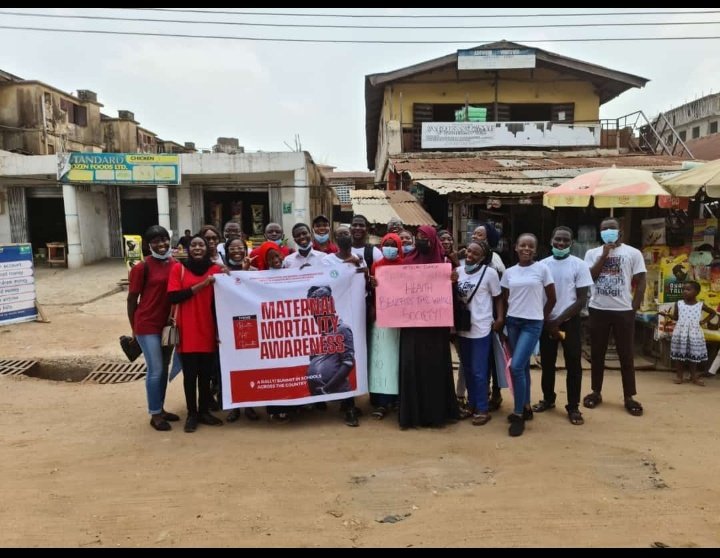 SCORA_ILUMSA's tweet photo. Today in picturess😍
@SCORA_ILUMSA carried out an awareness program on #maternalmortality themed "BIRTH NOT DEATH" at Yoruba road market, Ilorin 

27/03/2021
ILUMSA SCORAngels
Red hugs❤❤❤ https://t.co/Hsu1gG88nt